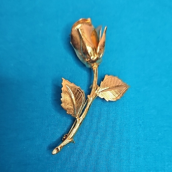 Jewelry - Elegant Gold Rose Brooch